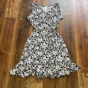 London Style Petite. NWT. Size 16P. Black & white floral dress.